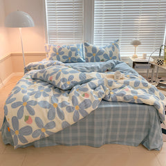 Juego de cama con flores azules, fresa y cereza