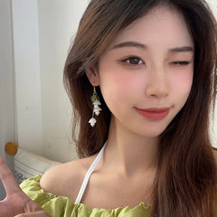 Pendientes de flores de hojas verdes