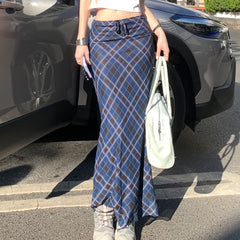 Dunkelblauer karierter Midirock mit Netzstoff-Overlay