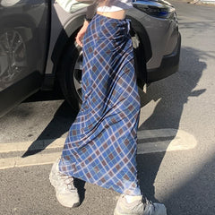 Dunkelblauer karierter Midirock mit Netzstoff-Overlay