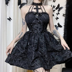 Dunkles Gothic-Kleid mit kurzem Neckholder und Schnürung vorne