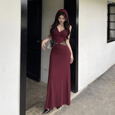 Vestido largo rojo oscuro con espalda abierta y capucha