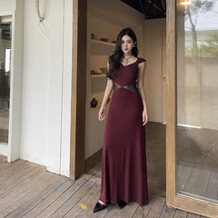 Vestido largo rojo oscuro con espalda abierta y capucha