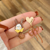 Pendientes de conejito con dibujos de colores contrastantes