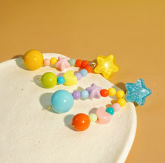 Pendientes asimétricos de estrellas con cuentas de colores