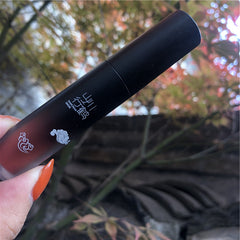 Brillo de labios con diseño de grulla de montaña y río