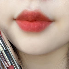 Brillo labial de corazón lindo