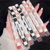 Brillo labial de tablero de ajedrez de oso