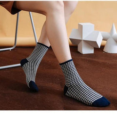 Süße karierte Socken mit Cartoon-Motiv