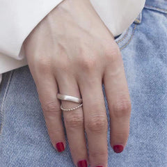 Anillo ajustable con flecos y cuentas de cadena