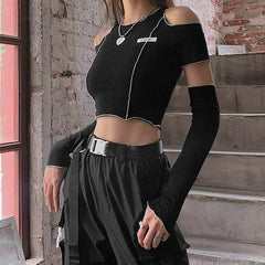 Camiseta corta emo gótica con hombros descubiertos y guantes