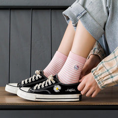 Socken mit Cartoon-Katzen-Stickerei