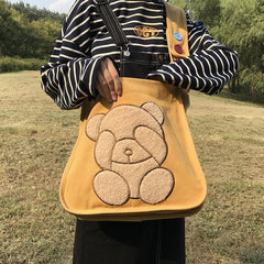 Doppelseitig bestickte Schultertasche mit Bärenmotiv