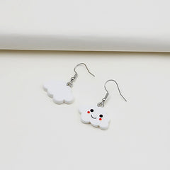 Pendientes de nubes frescas y encantadoras
