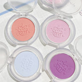 Lindo rubor monocromático en bruma suave