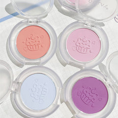 Lindo rubor monocromático en bruma suave