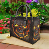 Bolso de mano de piel de lava con calavera llameante