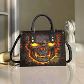Bolso de mano de piel de lava con calavera llameante