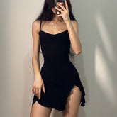 Vestido gótico mini ajustado con abertura y volantes