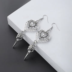 Pendientes góticos con forma de corazón y calavera de cuervo
