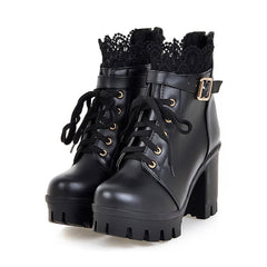 Gothic Plateaustiefel mit Schnallenriemen und Spitze