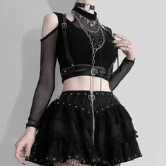 Top corto gótico con hombros descubiertos y mangas de malla