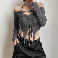 Conjunto de top corto gótico gris con cuello halter y bolero con hombros descubiertos