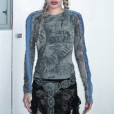 Top de manga larga con mariposas y diseño grunge gótico