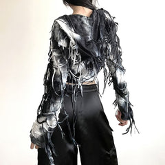 Top corto con capucha y manga larga con flecos y estilo grunge gótico
