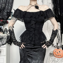 Top gótico de encaje con cuello halter y hombros descubiertos