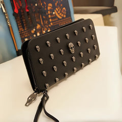 Clutch de cuero negro con calavera gótica