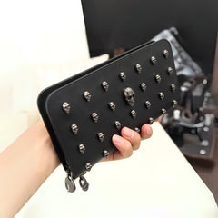 Clutch de cuero negro con calavera gótica