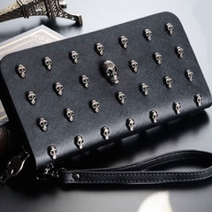 Clutch de cuero negro con calavera gótica