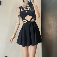 Minivestido gótico con tiras y aberturas