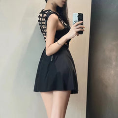 Minivestido gótico con tiras y aberturas