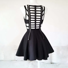 Minivestido gótico con tiras y aberturas