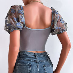 Top corto de malla con mangas abullonadas y bordado floral gris