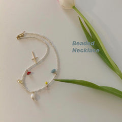 Collar con colgante de cruz y cuentas de colores de los años 90