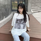 CAMISETA OVERSIZE BLANCA Y NEGRA CON ESTAMPADO ABSTRACTO DE PAREJAS