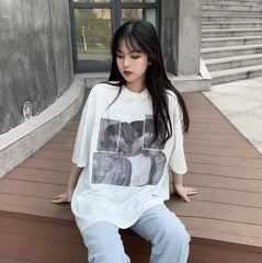 CAMISETA OVERSIZE BLANCA Y NEGRA CON ESTAMPADO ABSTRACTO DE PAREJAS