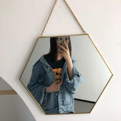 Camiseta oversize blanca y negra con estampado abstracto en la parte delantera