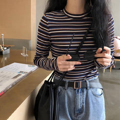 Blusa de punto ajustada con cuello redondo y rayas finas estéticas