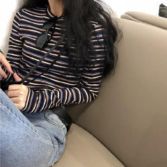 Blusa de punto ajustada con cuello redondo y rayas finas estéticas