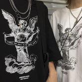 Camiseta extragrande blanca y negra con estampado de letras de ángel