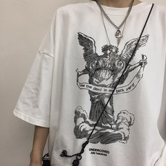 Camiseta extragrande blanca y negra con estampado de letras de ángel