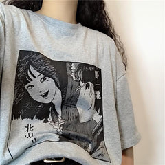 CAMISETA GRANDE GRIS BLANCA CON ESTAMPADO DE LETRAS DE ANIME COMIX