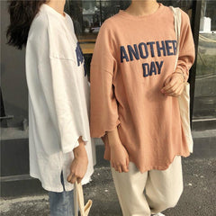 Camiseta larga de algodón con letras extragrandes "Otro día"