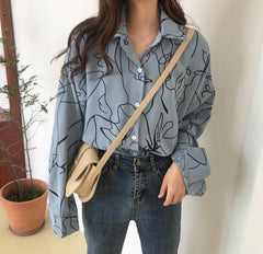 Blusa holgada con líneas abstractas artísticas