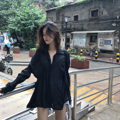 Camisa fina y holgada con banda elástica asimétrica