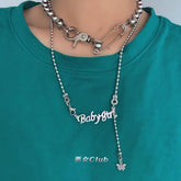 Collar de cadena grunge suave con letras de metal plateado para niña